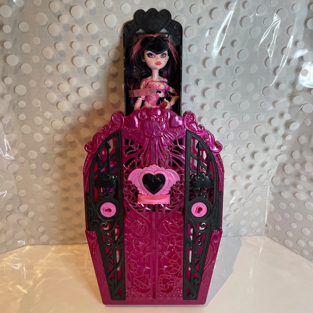 Monster High 🦇 🧛‍♀️Draculaura with Skulltimate Secrets closet